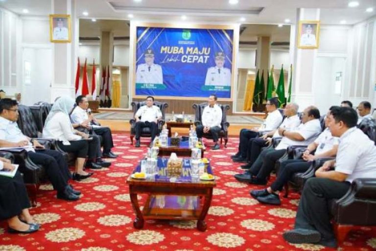 Bupati Muba, M. Toha, menerima kunjungan audiensi dari Kementerian Koordinator Bidang Hukum, Hak Asasi Manusia, Imigrasi, dan Pemasyarakatan (Kemenko Kumham Imipas) Republik Indonesia bersama Direktorat Jenderal (Ditjen) Imigrasi Kementerian Imigrasi dan Pemasyarakatan (Kemenimipas) Republik Indonesia Provinsi Sumatera Selatan (Sumsel), untuk membahas sinergi dalam peningkatan kelembagaan dan pelayanan keimigrasian di Sekayu, pada hari Rabu, tanggal 23 Juli 2025. (BEKISARMEDIA.ID/SIKUMBANG)