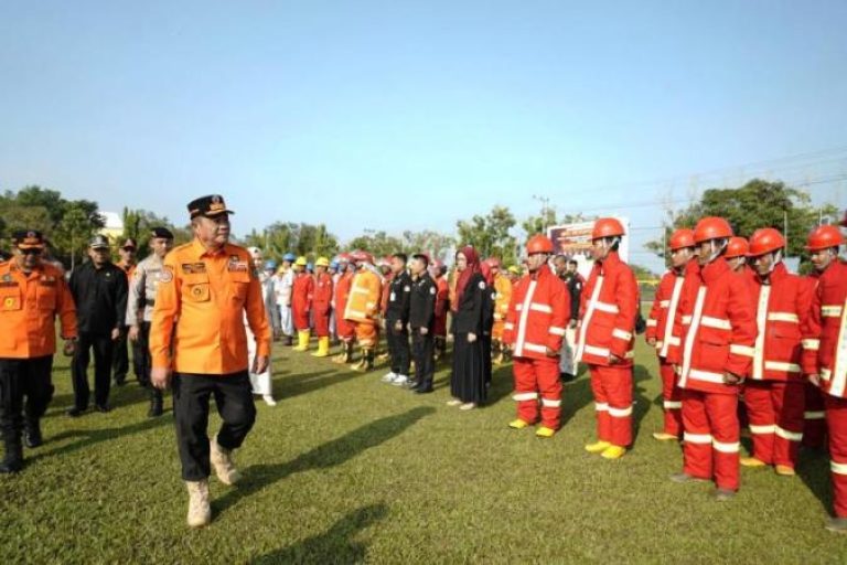 Bupati Musi Banyuasin (Muba), M. Toha, memimpin langsung Apel Kesiapsiagaan Personil dan Peralatan Penanggulangan kebakaran hutan, kebun, dan lahan (Karhutbunlah), dalam upaya memperkuat kesiapan menghadapi musim kemarau tahun 2025 dan potensi ancaman Karhutbunlah, di Lapangan Pendopoan Griya Bumi Serasan Sekate, pada hari Selasa, tanggal 10 Juni 2025. (BEKISARMEDIA.ID/SIKUMBANG)