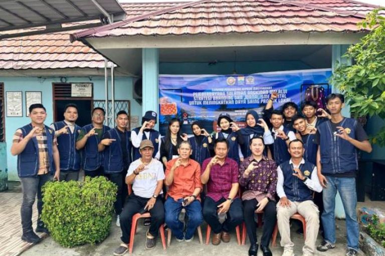 Mahasiswa Kuliah Kerja Nyata Tematik (KKNT) Kelompok 9 STISIPOL Candradimuka Palembang, menggelar seminar bertajuk Pemberdayaan Sulaman Angkinan melalui Strategi Branding dan Jurnalisme Digital untuk Meningkatkan Daya Saing Produk Lokal, hari Sabtu, tanggal 26 Juli 2025, di Kantor Kelurahan Sungai Lais, Palembang. (BEKISARMEDIA.ID/MIFTAHUL ARZAQ)