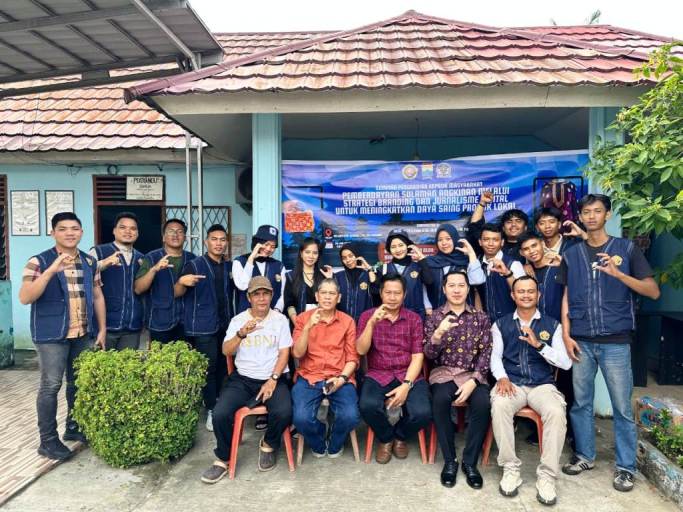 Mahasiswa Kuliah Kerja Nyata Tematik (KKNT) Kelompok 9 STISIPOL Candradimuka Palembang, menggelar seminar bertajuk Pemberdayaan Sulaman Angkinan melalui Strategi Branding dan Jurnalisme Digital untuk Meningkatkan Daya Saing Produk Lokal, hari Sabtu, tanggal 26 Juli 2025, di Kantor Kelurahan Sungai Lais, Palembang. (BEKISARMEDIA.ID/MIFTAHUL ARZAQ)