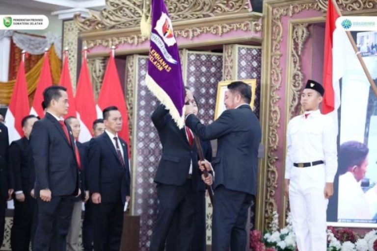 Gubernur Provinsi Sumatera Selatan (Sumsel), Herman Deru, secara resmi melantik dan mengukuhkan Dewan Pengurus Daerah (DPD) Ikatan Keluarga Alumni Lembaga Ketahanan Nasional (IKAL Lemhanas) Sumsel masa bakti 2025–2030. (BEKISARMEDIA.ID/SIKUMBANG)