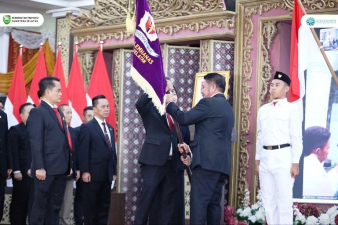 Gubernur Provinsi Sumatera Selatan (Sumsel), Herman Deru, secara resmi melantik dan mengukuhkan Dewan Pengurus Daerah (DPD) Ikatan Keluarga Alumni Lembaga Ketahanan Nasional (IKAL Lemhanas) Sumsel masa bakti 2025–2030. (BEKISARMEDIA.ID/SIKUMBANG)