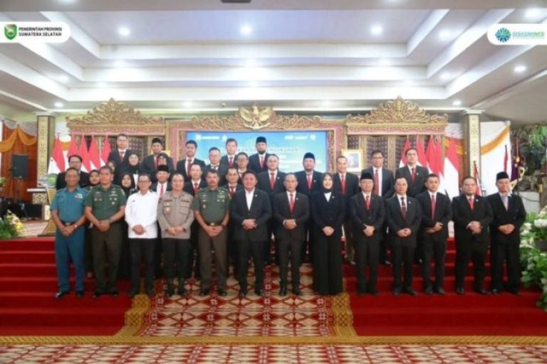 Gubernur Provinsi Sumatera Selatan (Sumsel), Herman Deru, secara resmi melantik dan mengukuhkan Dewan Pengurus Daerah (DPD) Ikatan Keluarga Alumni Lembaga Ketahanan Nasional (IKAL Lemhanas) Sumsel masa bakti 2025–2030. (BEKISARMEDIA.ID/SIKUMBANG)
