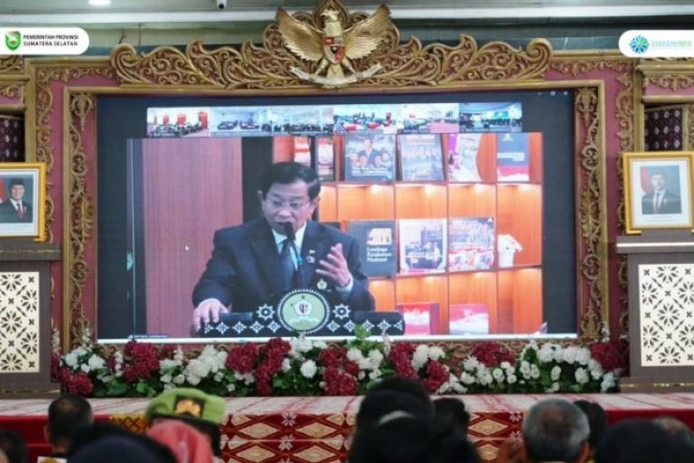 Gubernur Provinsi Sumatera Selatan (Sumsel), Herman Deru, secara resmi melantik dan mengukuhkan Dewan Pengurus Daerah (DPD) Ikatan Keluarga Alumni Lembaga Ketahanan Nasional (IKAL Lemhanas) Sumsel masa bakti 2025–2030. (BEKISARMEDIA.ID/SIKUMBANG)