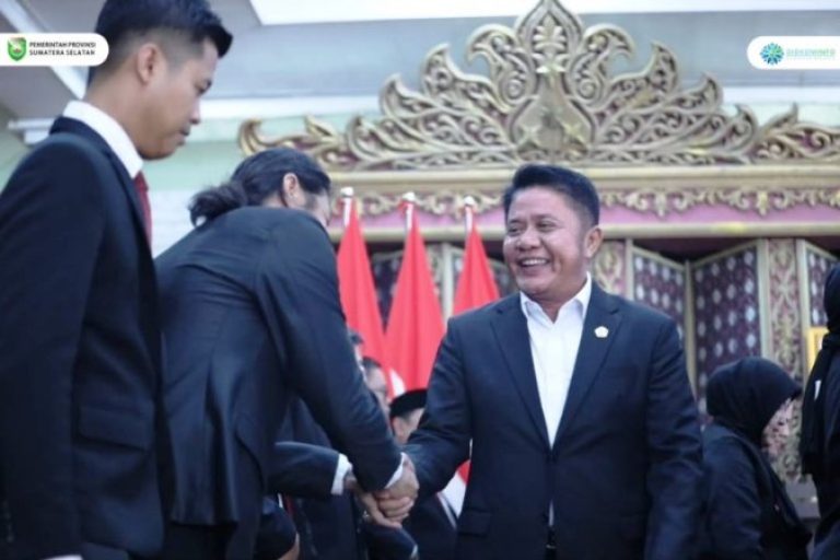 Gubernur Provinsi Sumatera Selatan (Sumsel), Herman Deru, secara resmi melantik dan mengukuhkan Dewan Pengurus Daerah (DPD) Ikatan Keluarga Alumni Lembaga Ketahanan Nasional (IKAL Lemhanas) Sumsel masa bakti 2025–2030. (BEKISARMEDIA.ID/SIKUMBANG)