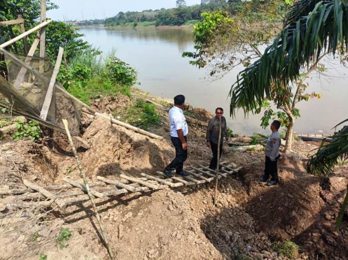 Bencana tanah longsor yang terjadi tiba-tiba di Kelurahan Ngulak, Kecamatan Sanga Desa, Kabupaten Musi Banyuasin, pada hari Rabu, tanggal 11 Juni 2025 pukul 05.00 WIB, mengancam sembilan rumah warga di bantaran Sungai Musi. (BEKISARMEDIA.ID/SIKUMBANG)
