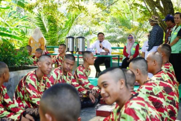 Gubernur Sumatera Selatan (Sumsel), Herman Deru, mengunjungi peserta retret Laskar Pandu Satria di Bumi Perkemahan Gandus, Palembang, pada hari Kamis siang, tanggal 3 Juli 2025. (BEKISARMEDIA.ID/SIKUMBANG)