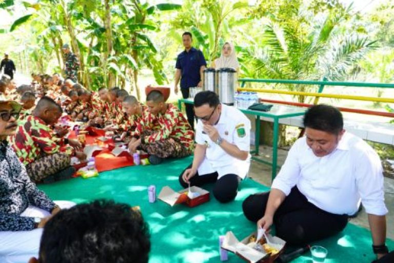 Gubernur Sumatera Selatan (Sumsel), Herman Deru, mengunjungi peserta retret Laskar Pandu Satria di Bumi Perkemahan Gandus, Palembang, pada hari Kamis siang, tanggal 3 Juli 2025. (BEKISARMEDIA.ID/SIKUMBANG)