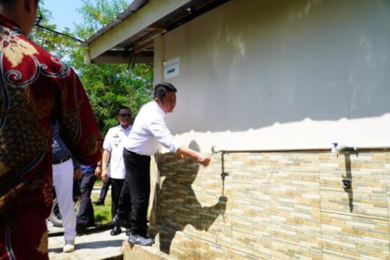 Gubernur Sumatera Selatan (Sumsel), Herman Deru, mengunjungi peserta retret Laskar Pandu Satria di Bumi Perkemahan Gandus, Palembang, pada hari Kamis siang, tanggal 3 Juli 2025. (BEKISARMEDIA.ID/SIKUMBANG)