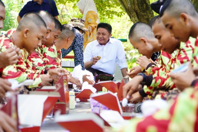 Gubernur Sumatera Selatan (Sumsel), Herman Deru, mengunjungi peserta retret Laskar Pandu Satria di Bumi Perkemahan Gandus, Palembang, pada hari Kamis siang, tanggal 3 Juli 2025. (BEKISARMEDIA.ID/SIKUMBANG)