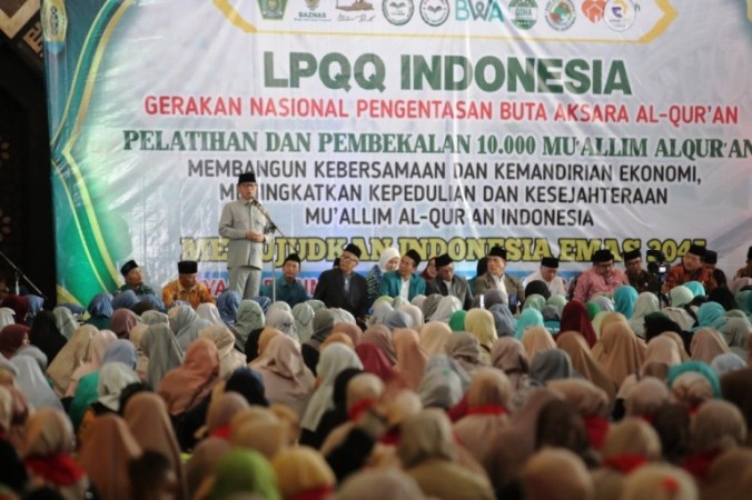 Menteri Desa dan Pembangunan Daerah Tertinggal (Mendes PDT) Republik Indonesia, Yandri Susanto,  saat memberikan sambutan dalam pembukaan pelatihan dan pembekalan 10.000 Mu’alim Al-Quran Majlis Taklim (foto : Angga/Kemendes PDT)