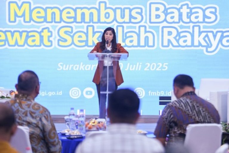 Menteri Komunikasi dan Digital Republik Indonesia, Meutya Hafidz, saat menghadiri acara Media Briefing bertajuk Menembus Batas Lewat Sekolah Rakyat, yang digelar di Monumen Pers Nasional, Surakarta, Minggu, tanggal 20 Juli 2025. (foto : Pey HS/Komdigi)