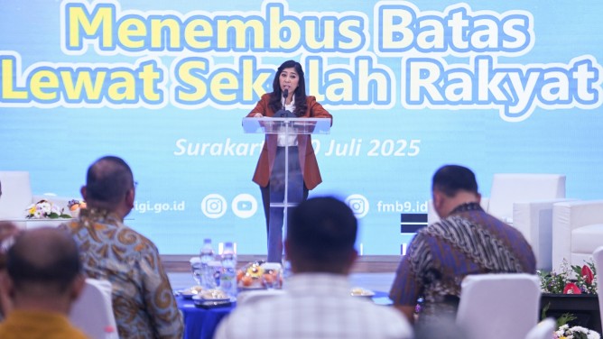 Menteri Komunikasi dan Digital Republik Indonesia, Meutya Hafidz, saat menghadiri acara Media Briefing bertajuk Menembus Batas Lewat Sekolah Rakyat, yang digelar di Monumen Pers Nasional, Surakarta, Minggu, tanggal 20 Juli 2025. (foto : Pey HS/Komdigi)