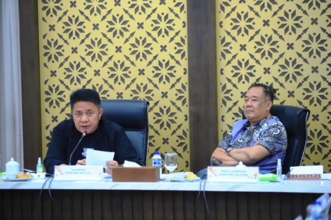 Gubernur Provinsi Sumatera Selatan, Herman Deru, menggelar rapat terkait amburknya Jembatan Muara Lawai yang berada di Kabupaten Lahat, pada hari Senin malam, tanggal 7 Juli 2025, di Griya Agung, Palembang. (BEKISARMEDIA.ID/SIKUMBANG)