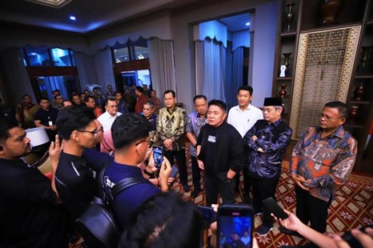 Gubernur Provinsi Sumatera Selatan, Herman Deru, menggelar rapat terkait amburknya Jembatan Muara Lawai yang berada di Kabupaten Lahat, pada hari Senin malam, tanggal 7 Juli 2025, di Griya Agung, Palembang. (BEKISARMEDIA.ID/SIKUMBANG)