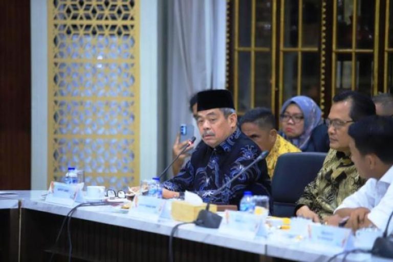 Bupati Kabupaten Lahat, Bursah Zarnubi mengikuti rapat dengan Gubernur Sumatera Selatan, terkait amburknya Jembatan Muara Lawai yang berada di Kabupaten Lahat, pada hari Senin malam, tanggal 7 Juli 2025, di Griya Agung, Palembang. (BEKISARMEDIA.ID/SIKUMBANG)