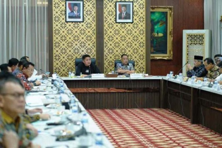 Gubernur Provinsi Sumatera Selatan, Herman Deru, menggelar rapat terkait amburknya Jembatan Muara Lawai yang berada di Kabupaten Lahat, pada hari Senin malam, tanggal 7 Juli 2025, di Griya Agung, Palembang. (BEKISARMEDIA.ID/SIKUMBANG)