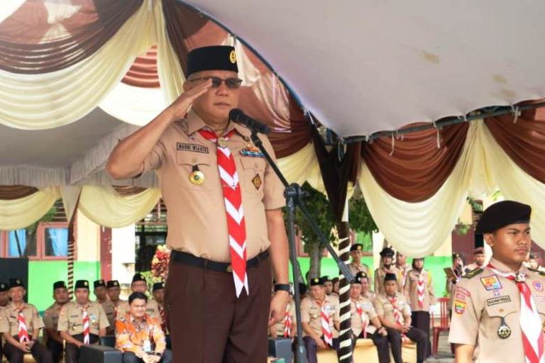 Ketua Kwartir Cabang Gerakan Pramuka Musi Banyuasin, Musni Wijaya, hadir memimpin langsung jalannya rangkaian upacara, Dalam rangka memperingati Hari Bapak Pramuka Indonesia ke-113, pada hari Kamis, tanggal 19 Juni 2025, bertempat di Lapangan MAN 1 Muba (BEKISARMEDIA.ID/SIKUMBANG)
