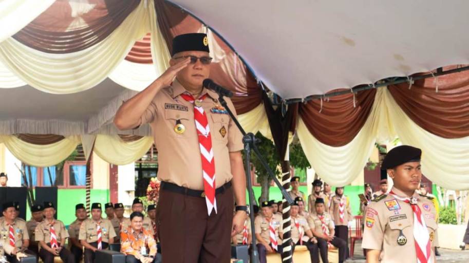 Ketua Kwartir Cabang Gerakan Pramuka Musi Banyuasin, Musni Wijaya, hadir memimpin langsung jalannya rangkaian upacara, Dalam rangka memperingati Hari Bapak Pramuka Indonesia ke-113, pada hari Kamis, tanggal 19 Juni 2025, bertempat di Lapangan MAN 1 Muba (BEKISARMEDIA.ID/SIKUMBANG)