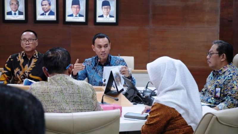 Bupati Kabupaten Ogan Komering Ilir, H. Muchendi Mahzareki, mewakili Pemkab Muba, menyampaikan usulan untuk pembangunan dua jembatan penghubung strategis dengan Kabupaten Mesuji, kepada Kementerian PU di Jakarta, hari Selasa, tanggal 23 Juli 2025. (BEKISARMEDIA.ID/SIKUMBANG)