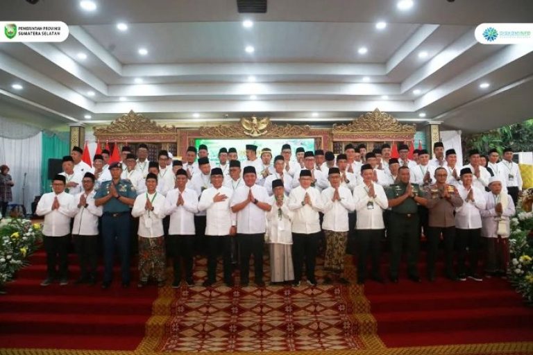 Gubernur Provinsi Sumatera Selatan (Sumsel), Herman Deru, menghadiri acara pelantikan Pengurus Wilayah Nahdlatul Ulama (PWNU) Sumsel masa khidmat 2025-2030 di Griya Agung, pada hari Selasa, tanggal 1 Juli 2025. (BEKISARMEDIA.ID/SIKUMBANG)