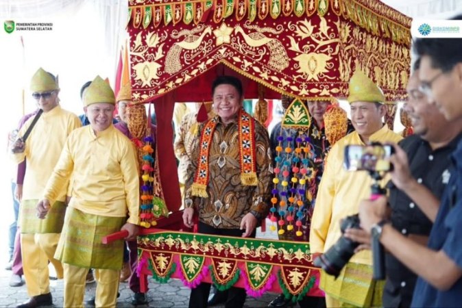 Gubernur Provinsi Sumatera Selatan, Herman Deru, menghadiri acara Silaturahmi bersama Ikatan Keluarga Warkuk Ranau (IKAWARA) Palembang dan Sekitarnya, yang dilaksanakan di Hotel Swarna Dwipa, Palembang, pada hari Sabtu, tanggal 12 Juli 2025. (BEKISARMEDIA.ID/SIKUMBANG)