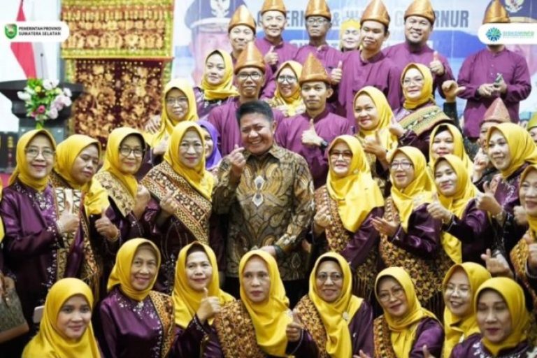 Gubernur Provinsi Sumatera Selatan, Herman Deru, menghadiri acara Silaturahmi bersama Ikatan Keluarga Warkuk Ranau (IKAWARA) Palembang dan Sekitarnya, yang dilaksanakan di Hotel Swarna Dwipa, Palembang, pada hari Sabtu, tanggal 12 Juli 2025. (BEKISARMEDIA.ID/SIKUMBANG)