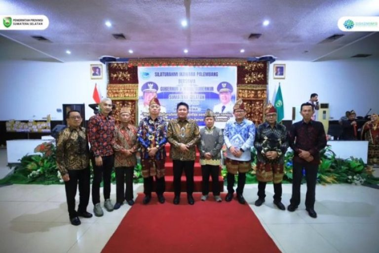 Gubernur Provinsi Sumatera Selatan, Herman Deru, menghadiri acara Silaturahmi bersama Ikatan Keluarga Warkuk Ranau (IKAWARA) Palembang dan Sekitarnya, yang dilaksanakan di Hotel Swarna Dwipa, Palembang, pada hari Sabtu, tanggal 12 Juli 2025. (BEKISARMEDIA.ID/SIKUMBANG)