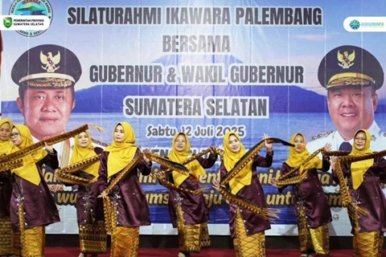 Gubernur Provinsi Sumatera Selatan, Herman Deru, menghadiri acara Silaturahmi bersama Ikatan Keluarga Warkuk Ranau (IKAWARA) Palembang dan Sekitarnya, yang dilaksanakan di Hotel Swarna Dwipa, Palembang, pada hari Sabtu, tanggal 12 Juli 2025. (BEKISARMEDIA.ID/SIKUMBANG)