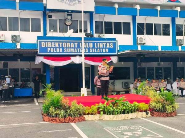 apel gelar pasukan dan latihan pra operasi di Aula Direktorat Lalu Lintas (Ditlantas) Polda Sumsel, yang dipimpin langsung oleh Karo Ops Polda Sumsel, Kombes Pol M. Anis Prasetio Santoso. (BEKISARMEDIA.ID/SIKUMBANG)