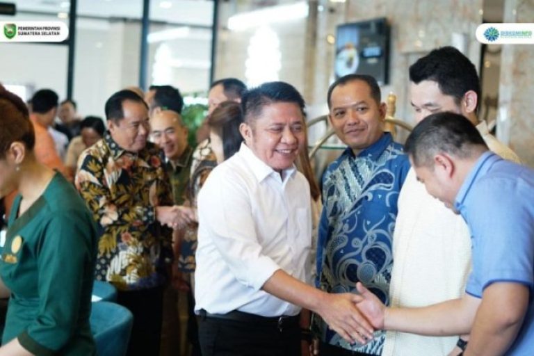 Gubernur Provinsi Sumatera Selatan (Sumsel), Herman Deru, bersama Wakil Gubernur Sumsel, Cik Ujang, menerima audiensi para pelaku otomotif, di Hotel Salatin, pada hari Rabu, tanggal 25 Juni 2025. (BEKISARMEDIA.ID/SIKUMBANG)