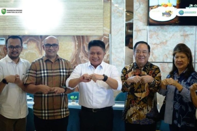 Gubernur Provinsi Sumatera Selatan (Sumsel), Herman Deru, bersama Wakil Gubernur Sumsel, Cik Ujang, menerima audiensi para pelaku otomotif, di Hotel Salatin, pada hari Rabu, tanggal 25 Juni 2025. (BEKISARMEDIA.ID/SIKUMBANG)