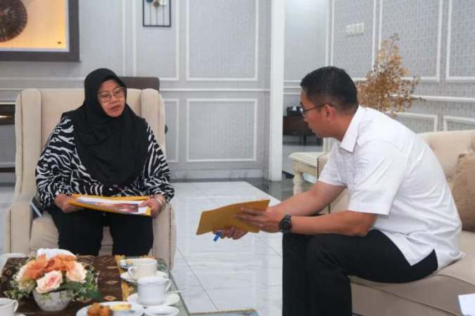 Kepala Dinas Pemuda Olahraga dan Pariwisata Kabupaten Musi Banyuasin, Muhammad Fariz, bertemu Ketua TP PKK Kabupaten Musi Banyuasin, Hj. Patimah. (BEKISARMEDIA.ID/HAYATI)