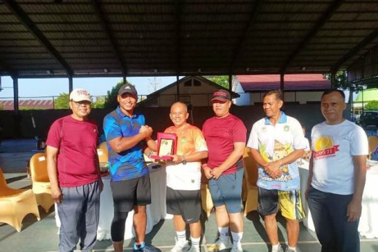 pertandingan persahabatan tenis lapangan antara Persatuan Tenis Lapangan Indonesia (PELTI) Kabupaten Musi Banyuasin (Muba) dan PELTI Prabumulih, di Lapangan Tenis PELTI Kota Sekayu, pada hari Sabtu, tanggal 19 Juli 2025. (BEKISARMEDIA.ID/SIKUMBANG)