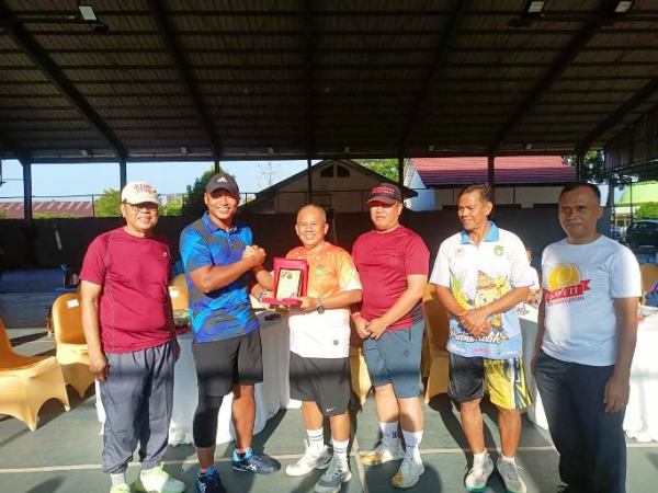 pertandingan persahabatan tenis lapangan antara Persatuan Tenis Lapangan Indonesia (PELTI) Kabupaten Musi Banyuasin (Muba) dan PELTI Prabumulih, di Lapangan Tenis PELTI Kota Sekayu, pada hari Sabtu, tanggal 19 Juli 2025. (BEKISARMEDIA.ID/SIKUMBANG)