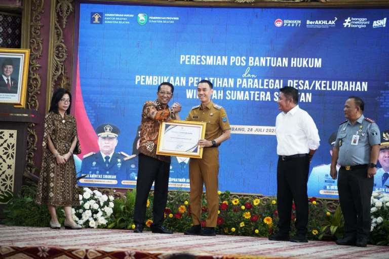 Bupati Kabupaten OKI, H. Muchendi Mahzareki, menerima penghargaan dari Menteri Hukum Republik Indonesia, Supratman Andi Agtas, atas komitmen membentuk Pos Bantuan Hukum (Posbankum) di seluruh desa dan kelurahan, hari Senin, tanggal 28 Juli 2025, di Griya Agung, Palembang. (BEKISARMEDIA.ID/SIKUMBANG)