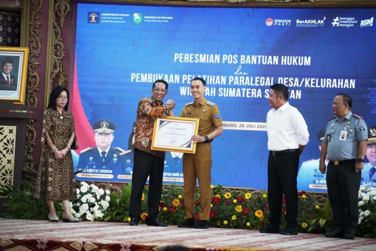 Bupati Kabupaten OKI, H. Muchendi Mahzareki, menerima penghargaan dari Menteri Hukum Republik Indonesia, Supratman Andi Agtas, atas komitmen membentuk Pos Bantuan Hukum (Posbankum) di seluruh desa dan kelurahan, hari Senin, tanggal 28 Juli 2025, di Griya Agung, Palembang. (BEKISARMEDIA.ID/SIKUMBANG)