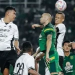 Suasana pertandingan persahabatan antara Persebaya dengan PSS Sleman di Stadion Gelora Bung Tomo, Surabaya, pada hari Sabtu malam, tanggal 19 Juli 2025. (foto : ileague.id)
