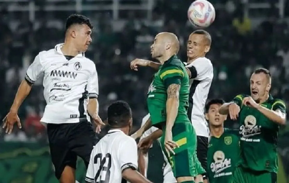 Suasana pertandingan persahabatan antara Persebaya dengan PSS Sleman di Stadion Gelora Bung Tomo, Surabaya, pada hari Sabtu malam, tanggal 19 Juli 2025. (foto : ileague.id)