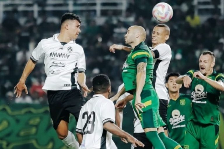 Suasana pertandingan persahabatan antara Persebaya dengan PSS Sleman di Stadion Gelora Bung Tomo, Surabaya, pada hari Sabtu malam, tanggal 19 Juli 2025. (foto : ileague.id)