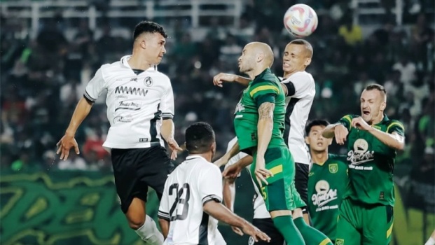 Suasana pertandingan persahabatan antara Persebaya dengan PSS Sleman di Stadion Gelora Bung Tomo, Surabaya, pada hari Sabtu malam, tanggal 19 Juli 2025. (foto : ileague.id)