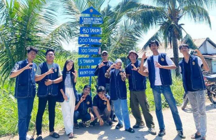 Mahasiswa Kelompok 9 Kuliah Kerja Nyata Tematik (KKNT) Stisipol Candradimuka menunjukkan kepedulian terhadap lingkungan dengan memasang plang edukasi sampah di Kelurahan Sungai Lais, Kecamatan Kalidoni, Palembang, pada hari Sabtu, tanggal 20 Juli 2025. (BEKISARMEDIA.ID/SIKUMBANG)