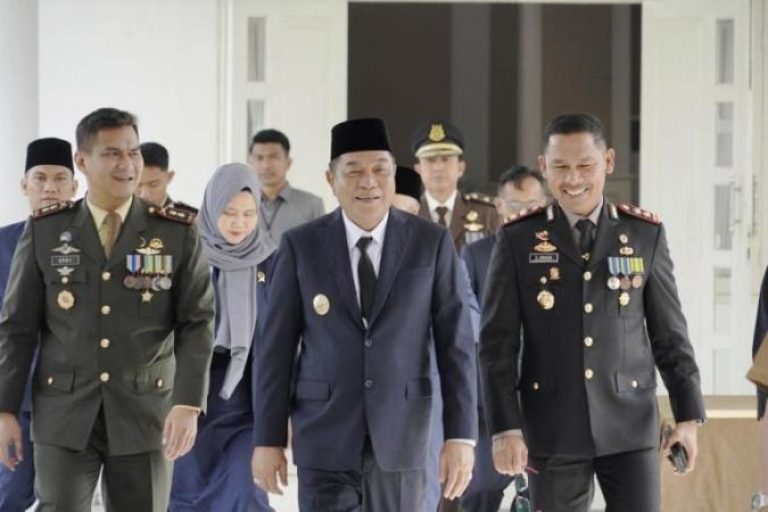 Bupati Muba, M. Toha, mengikuti upacara peringatan Hari Bhayangkara ke-79 bersama jajaran Polres Muba, pada hari Selasa, tanggal 1 Juli 2025, sebagai bentuk penghormatan dan dukungan terhadap pengabdian Polri untuk masyarakat. (BEKISARMEDIA.ID/SIKUMBANG)
