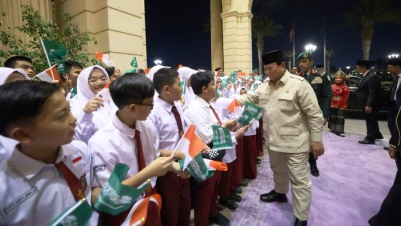 Presiden Republik Indonesia, Prabowo Subianto, tiba di Jeddah, Arab Saudi, pada hari Selasa malam, tanggal 1 Juli 2025, sebagai bagian dari rangkaian kunjungan kenegaraan. (foto: BPMI Setpres)