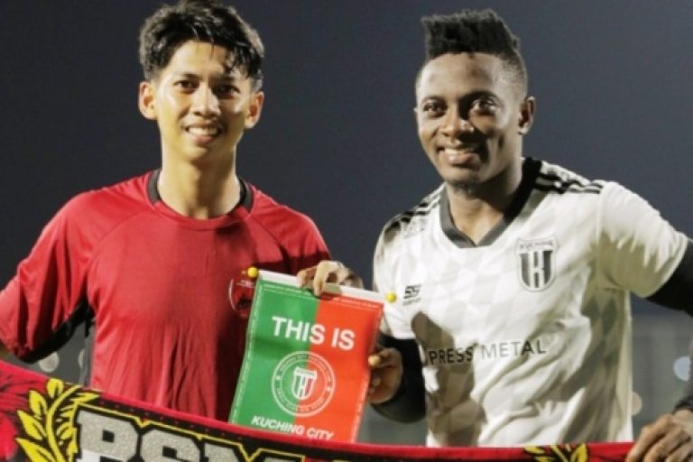 Pemain PSM Makassar foto bersama dengan pemain Kuching City FC saat pertandingan uji coba. (foto : ileague.id)