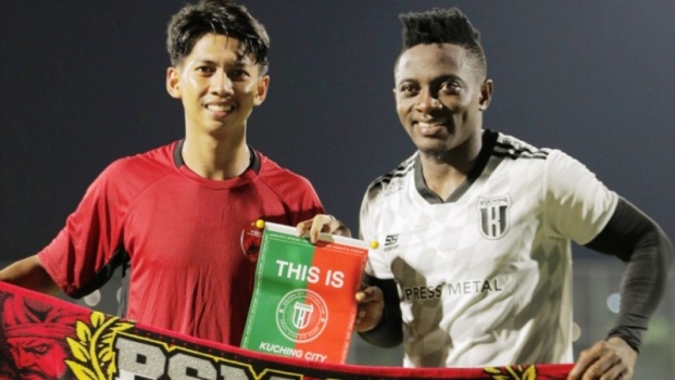 Pemain PSM Makassar foto bersama dengan pemain Kuching City FC saat pertandingan uji coba. (foto : ileague.id)
