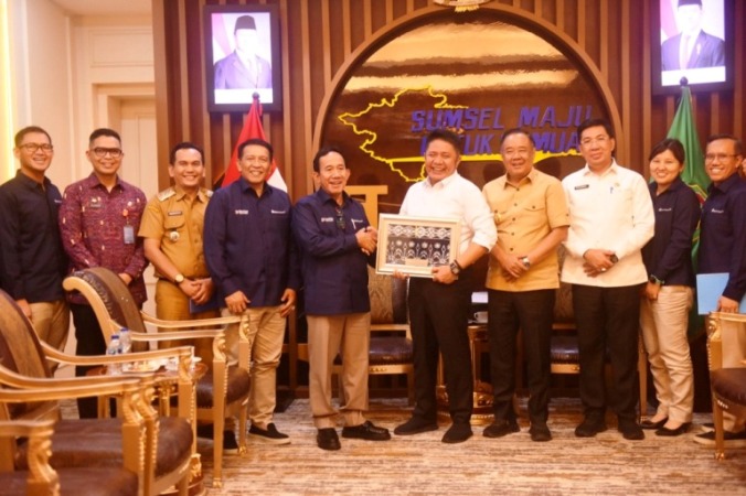 Gubernur Sumsel, Herman Deru, saat menerima audiensi jajaran Direksi PTBA yang dipimpin langsung oleh Direktur Utama, Asral Ismail, di Ruang Tamu Gubernur Sumsel, pada hari Selasa, tanggal 8 Juli 2025. (BEKISARMEDIA.ID/SIKUMBANG)