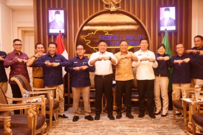 Gubernur Sumsel, Herman Deru, saat menerima audiensi jajaran Direksi PTBA yang dipimpin langsung oleh Direktur Utama, Asral Ismail, di Ruang Tamu Gubernur Sumsel, pada hari Selasa, tanggal 8 Juli 2025. (BEKISARMEDIA.ID/SIKUMBANG)