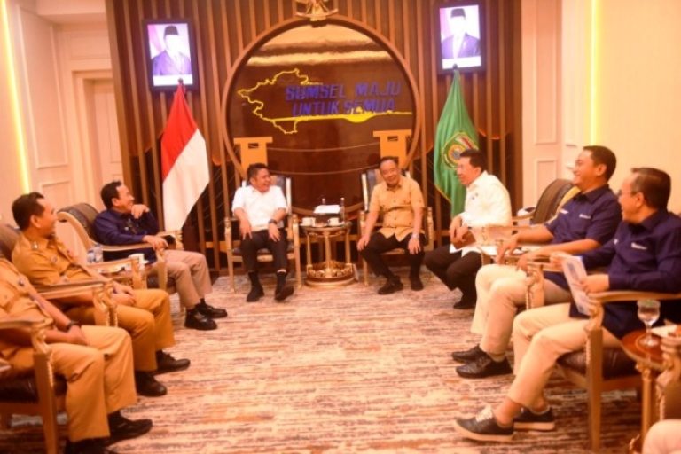 Gubernur Sumsel, Herman Deru, saat menerima audiensi jajaran Direksi PTBA yang dipimpin langsung oleh Direktur Utama, Asral Ismail, di Ruang Tamu Gubernur Sumsel, pada hari Selasa, tanggal 8 Juli 2025. (BEKISARMEDIA.ID/SIKUMBANG)