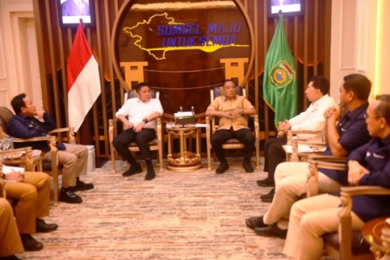 Gubernur Sumsel, Herman Deru, saat menerima audiensi jajaran Direksi PTBA yang dipimpin langsung oleh Direktur Utama, Asral Ismail, di Ruang Tamu Gubernur Sumsel, pada hari Selasa, tanggal 8 Juli 2025. (BEKISARMEDIA.ID/SIKUMBANG)